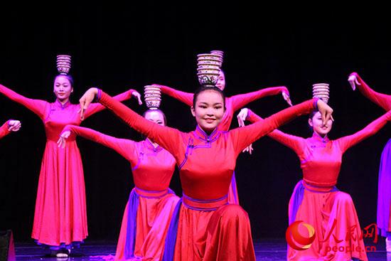 內(nèi)蒙古藝術(shù)學(xué)院舞蹈演員表演的群舞《祝福》拉開了“草原之聲”演出的帷幕。